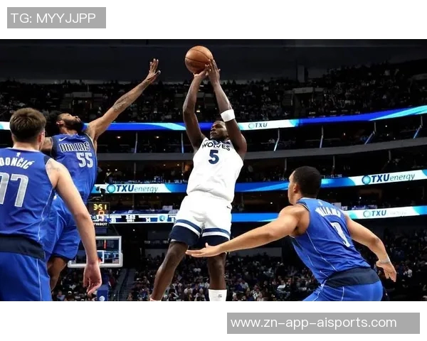 爱德华兹上半场表现亮眼15投6中三分球命中率不佳但仍斩获17分 爱德华兹上半场表现亮眼15投6中三分球命中率不佳但仍斩获17分