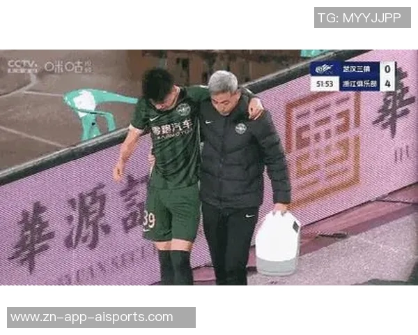 王钰栋热身赛遭泰国队飞踹重创痛苦倒地引发关注与担忧