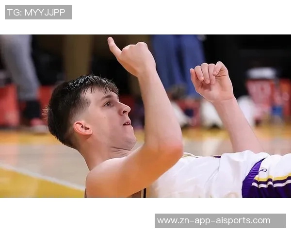 开拓者主场迎战湖人球员赛前时尚穿搭引关注小杨夹克搭配粉色小书包 开拓者主场迎战湖人球员赛前时尚穿搭引关注小杨夹克搭配粉色小书包